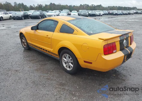 2008 Ford Mustang V6 Deluxe/V6 Premium z USA, uszkodzony, nr VIN 1ZVHT80N785185888